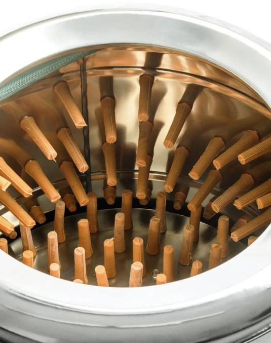 Stroj za rezanje slanine z gibljivimi noži