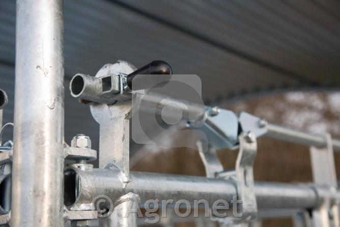 Pašne jasli s samozaporno krmno pregrado